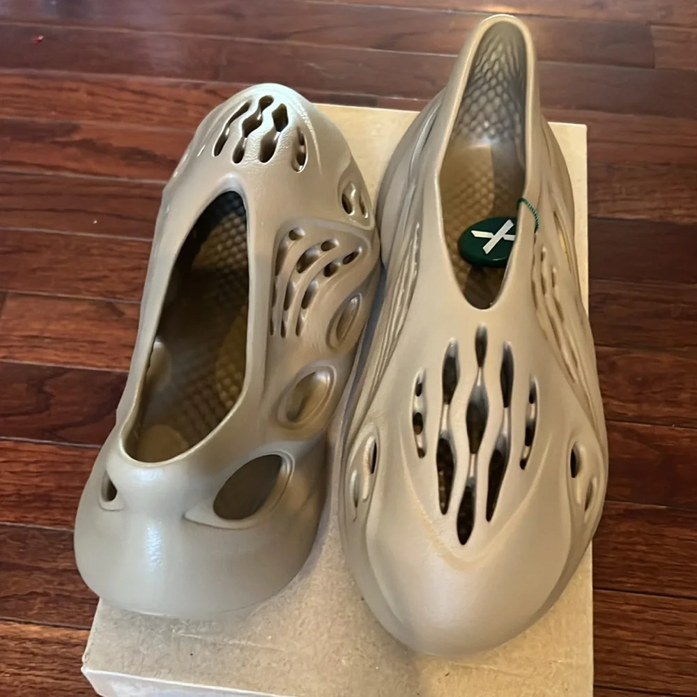 Yeezy Foam RNR - Picture 2 of 8